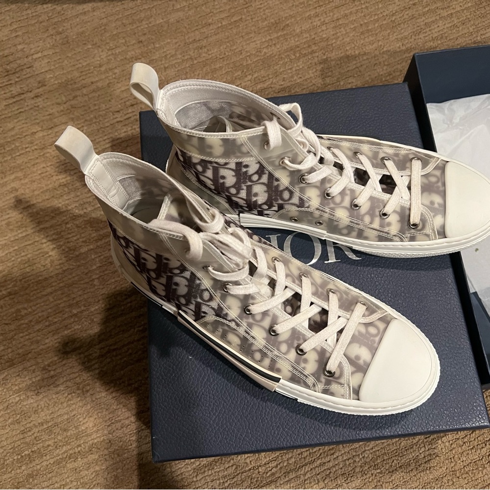 COPY - B23 HIGH-TOP SNEAKER
White and Black Dior Oblique Canvas